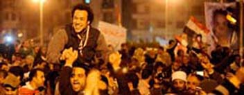 La gente est� corriendo hacia distintos puntos de la ciudad para celebrar. Los negocios est�n siendo cerrados para celebrar desde la plaza central de Egipto la ca�da de Mubarak. Foto: tomada de Yahoo