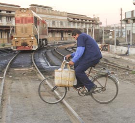 En los pasos a nivel no deben cometerse imprudencias. Foto: Otmaro Rodr�guez