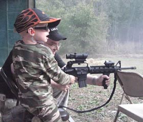 Por muy increíble que parezca, los padres enseñan a sus hijos desde temprana edad a usar armas de fuego de alto calibre.