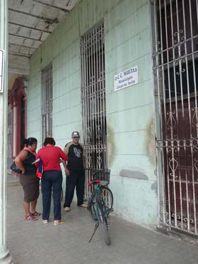 La mayor parte de la población acude de forma voluntaria a pagar las multas. Foto del autor