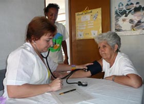 El rescate de la experiencia del m�dico y la enfermera de la familia constituye un eslab�n vital en el reordenamiento del sistema de salud. Foto del autor