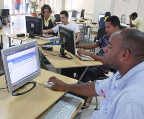 Los usuarios interact�an h�bilmente con los sistemas de c�digo abierto en la sala de navegaci�n. Fotos: Otmaro Rodr�guez