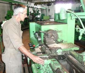 La producción de tetinas en Villa Clara, para el programa porcino, reduce a la mitad su costo en divisas, con igual o superior calidad. Foto del autor