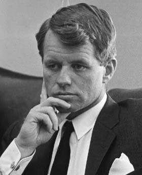 De izquierda a derecha, el general Maxwell Taylor, Allan Dulles, Robert Kennedy y Arleigh Burke, cuatro de los integrantes del grupo secreto cuya misi�n era proponer qu� hacer con Cuba despu�s del fracaso de Gir�n.