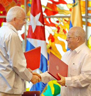Rafael Ram�rez y Ricardo Cabrisas rubrican el Acta Final por Venezuela y Cuba e intercambian saludos. Fotos: Jorge Luis Gonz�lez 