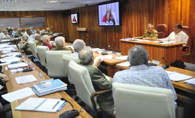 Ra�l acompa�ado de Adel Yzquierdo, Ministro de Econom�a y Planificaci�n. Foto: Geovanni Fern�ndez.