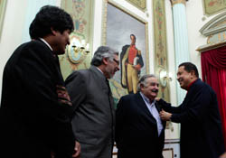 Ch�vez conversa animadamente con los presidentes de Uruguay, Jos� �Pepe� Mujica; de Bolivia, Evo Morales; y de Paraguay, Fernando Lugo foto Marcelo Ggarc�a