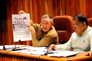 Al hablar sobre la necesidad de que cada quien desempe�e el papel que le corresponde para rescatar el orden, la disciplina y la exigencia, el General de Ej�rcito Ra�l Castro Ruz mencion� entre los  ejemplos las violaciones urban�sticas que han sido denunciadas recientemente en Granma. Junto a �l, el compa�ero Adel Yzquierdo, ministro de Econom�a y Planificaci�n. Foto: Ra�l Abreu