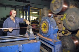 Con una amplia gama de surtidos, la UEB de energ�a fabrica conductores con potencia hasta un Kv. Foto: Jos� M. Correa