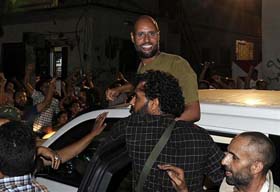 El hijo del líder libio, Saif al-Islam, aseguró que su padre está bien. Foto: Reuters