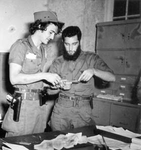 Esta foto corresponde a enero de 1959. El teniente Julio Casas Regueiro en una  revisi�n de documentos para crear la Polic�a Nacional Revolucionaria.