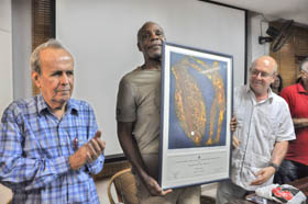 Miguel Barnet, presidente de la UNEAC, entreg a Danny Glover el Premio Internacional Toms Gutirrez Alea. Foto: Yander Zamora