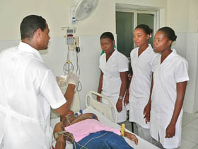 El enfermero santiaguero Isaas Puente Landeaux, explica la administracin de hidratacin endovenosa a las estudiantes haitianas. Foto del autor