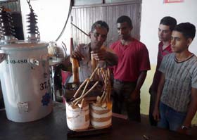 Mientras ensambla un transformador, Luis Borrego instruye a los jvenes Eddy, Misael y Daniel. Foto del autor 
