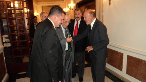 Alarcón saluda a Antonio del Conde “el Cuate”, colaborador de Fidel durante su estancia en México, en los preparativos de la expedición del yate Granma.