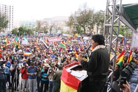 Miles de bolivianos respaldaron al Presidente en la plaza Villarruel. Foto: ABI 