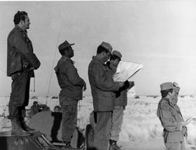 Julio Casas, de pie a la izquierda, sobre la torreta de un tanque en Etiopa.