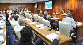 El General de Ejrcito Ral Castro junto a Mara del Carmen Concepcin, ministra de la Industria Alimentaria. 