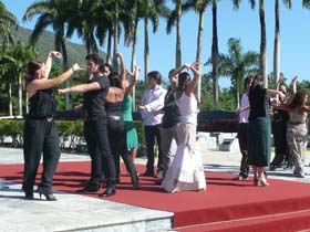 Algo se muere en el alma, sevillana cargada de sentimiento, dedicada a Gades en el Mausoleo del Segundo Frente. Foto del autor.