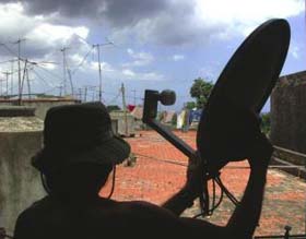 Cuba no est� en contra del uso de la tecnolog�a, al contrario. El mundo se mueve a velocidad vertiginosa en esta esfera, pero se requiere orden, control. Montar estaciones de sat�lite, necesita licencia, explic� para el serial Las Razones de Cuba, el ingeniero Carlos Mart�nez, director general de la Agencia de Control y Supervisi�n (ACS), del Ministerio de la Inform�tica y las Comunicaciones (MIC). No se trata de una exclusividad de Cuba. Es algo que est� estipulado de manera internacional. Firmada por 189 naciones, la Constituci�n de la Uni�n Internacional de Telecomunicaciones es el texto que funge como �rgano especializado de la Organizaci�n de Naciones Unidas vinculado al tema. Y reconoce en toda su plenitud el derecho soberano de los Estados a reglamentar esta rama.