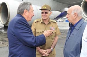 Ral fue recibido por Machado Ventura y el General de Cuerpo de Ejrcito Abelardo Colom Ibarra. Foto: Geovani Fernndez