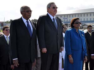 En el aeropuerto internacional Piarco, de la ciudad de Puerto Espaa, acudieron a despedirlo el Presidente trinitario George Maxwell Richards y la Primera Ministra Kamla Persad-Bissessar. Foto: Estudios Revolucin