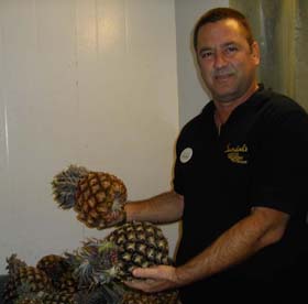 Fernando Cruz Mu�oz, jefe de compras en el Sandals Royal Hicacos, est� entusiasmado con la posibilidad de adquirir estos productos directamente de las formas productivas. Foto del autor