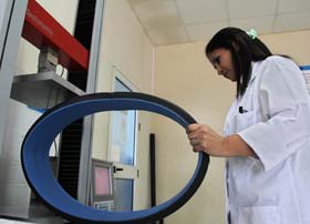 Hidroplast cuenta con un moderno laboratorio, donde se constata la calidad, tanto de la materia prima como de la tubera obtenida. Fotos: Yaim Ravelo