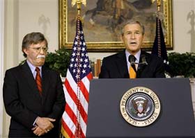 John Bolton junto a Bush, quien lo design embajador a la ONU en contra de la voluntad del Senado.