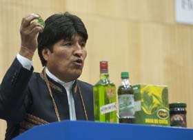 El mandatario destac� el uso de esta planta con fines medicinales y para producir refrescos, mermeladas, t� y licor. Foto: Reuters 