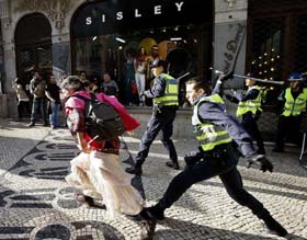 La polica reprimi a los manifestantes en el centro de la capital portuguesa. FOTO: AFP