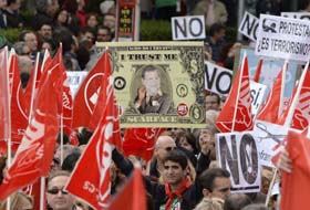 Los sindicatos espa�oles expresaron su profundo malestar por los planes de austeridad que recorren la zona euro. En la foto un cartel con Rajoy dentro de un d�lar. Foto: AFP