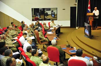 Ral hace referencia al artculo Atajar el desorden, publicado en Granma el pasado viernes 11 de mayo. Fotos: Estudios Revolucin.
