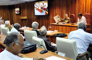 En el Consejo de Defensa Nacional, presidido por Ral, hizo las conclusiones el compaero Machado Ventura. Fotos: Estudios Revolucin.