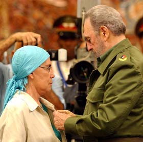  A la dirigente comunista chilena Gladys Marn le fue impuesta la Orden Jos Mart, que otorga el Consejo de Estado, por el Comandante en Jefe Fidel Castro el 12 de marzo del 2004 Foto: Juvenal Baln