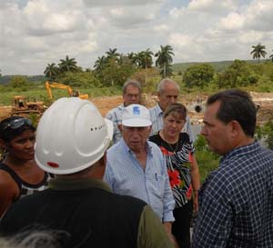 Machado Ventura recorri� zonas da�adas de varios municipios. Foto: Vicente Brito