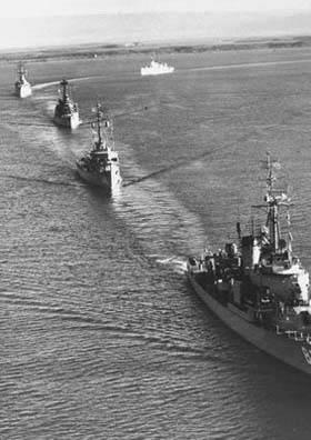 Desde los primeros das de septiembre de 1962 creci bruscamente la tensin alrededor de Cuba, incluida la realizacin de grandes maniobras militares.