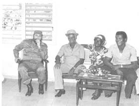 “Mañana paso por tu casa”, le dijo Fidel a Stevenson. En la foto, el Comandante en Jefe, en la casa del batey del Central Antonio Guiteras en Las Tunas, junto al campeón y sus padres.
