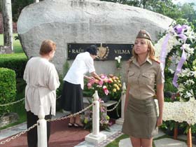 Asela de los Santos y Yolanda Ferrer encabezaron el homenaje a Vilma ante la piedra que guarda sus cenizas. FOTO DEL AUTOR