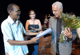 Puig Premin recibe el lauro de manos del director de banda Esteban Quesada. Foto: Otmaro Rodrguez