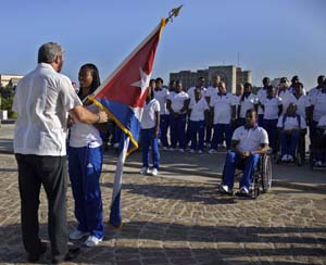 Durand, �nica mujer paral�mpica en rebajar de 12 segundos, recibi� la ense�a nacional de manos de D�az-Canel. Foto: Anabel D�az 