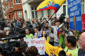 Manifestaci�n de apoyo a Assange ante la sede diplom�tica de Ecuador en Londres.