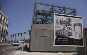 El enmascaramiento de la C�mara de Rejas del Sif�n de La Habana, m�s que un Cubo de cristal es una obra de arquitectura contempor�nea, la cual constituye un espacio p�blico y, a su vez, una l�mpara que ilumina la ciudad. Foto: Anabel D�az Mena