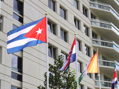 Desde ayer, nuestra Bandera se halla entre otras de más de 160 países confirmados para el evento. Foto: Armando Hernández