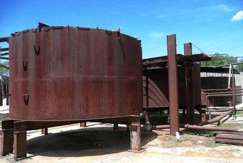 ¿Qué sucederá finalmente con el metal de la paralizada fábrica de pienso líquido? Fotos del autor