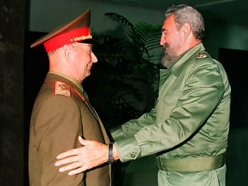 El primero de enero de 1993 el Comandante en Jefe, Fidel Castro Ruz, saluda al mariscal Sokolov, de visita en Cuba.