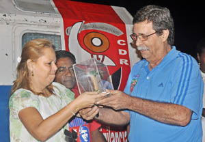Carlos Gatorno, director del Proyecto Marabana/Maracuba, recibió el premio de manos de Iliana Urruzuno, miembro del Secretariado Nacional de los CDR. Foto: Yander Zamora