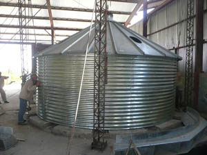 El montaje del silo-pulmón en su fase final.