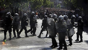 Las escenas de violencia regresaron a las calles de Atenas. Foto: EFE
