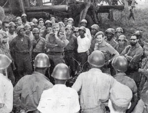Fidel comparte con los combatientes en las trincheras durante la Crisis. Foto: Archivo